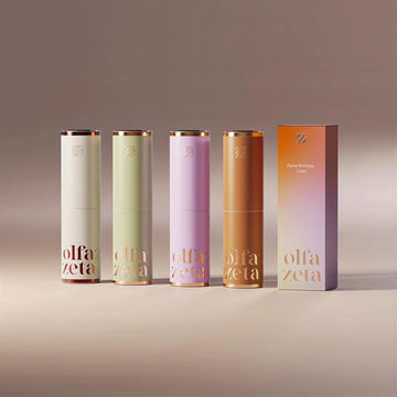 Taschen-Etuis 'Modern' Olfazeta by Chogan (Creme, Grün, Lila, Terracotta) und ihre abgestufte Geschenkbox, warmer brauner Hintergrund