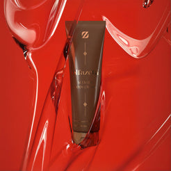 Tube geparfumeerde bodycrème Olfazeta by Chogan N°23 tegen glanzend rode gel met kringels