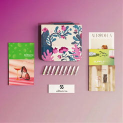 Kit de muestras Olfazeta by Chogan: viales, neceser de motivo floral y catálogos de marcas sobre fondo rosa malva