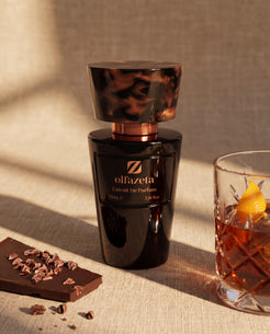 Czarny flakon Olfazeta by Chogan Millésime N°30 na lnie, gorzka czekolada i szklanka whisky ze skórką pomarańczy