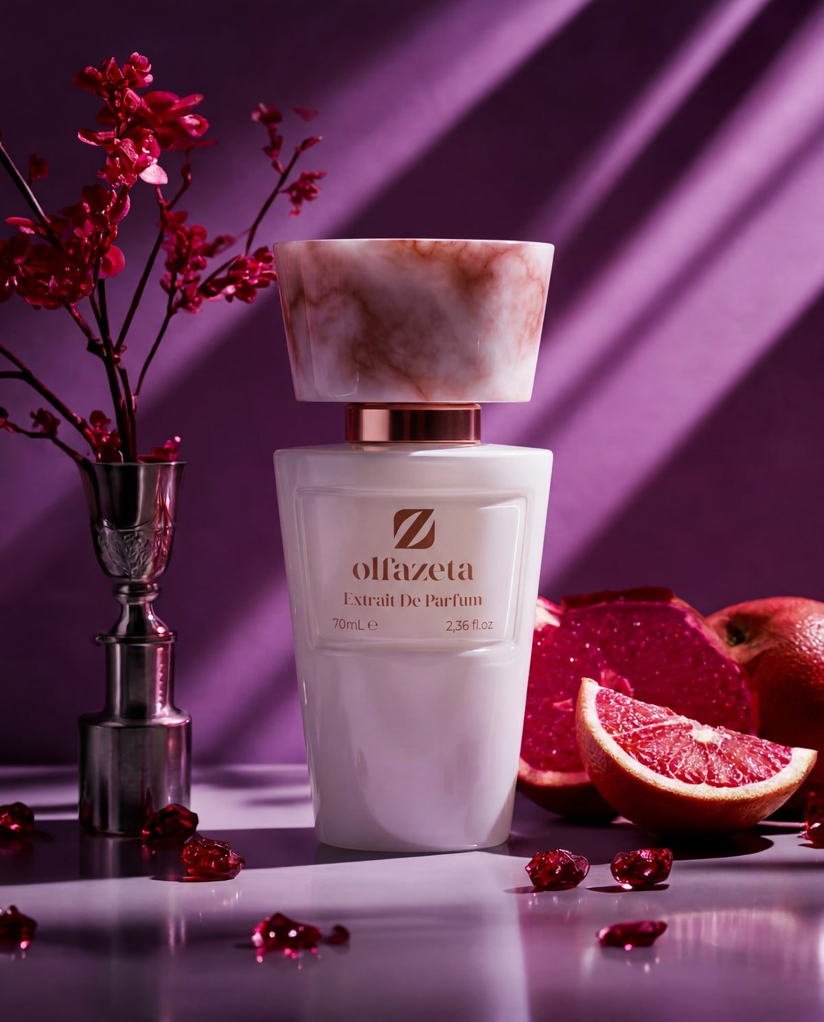 Weißer Flakon Olfazeta by Chogan Millésime N°57 vor violettem Hintergrund, rote Grapefruit und silberne Vase