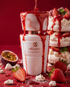 Weißer Flakon Olfazeta by Chogan Millésime N°163 mit Erdbeercoulis überzogen, Pavlova und roten Beeren auf rotem Hintergrund