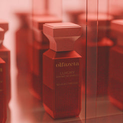 Rode flacon Olfazeta by Chogan Luxury N°146, Extrait de Parfum 50 ml in close-up in een gedempte rode sfeer